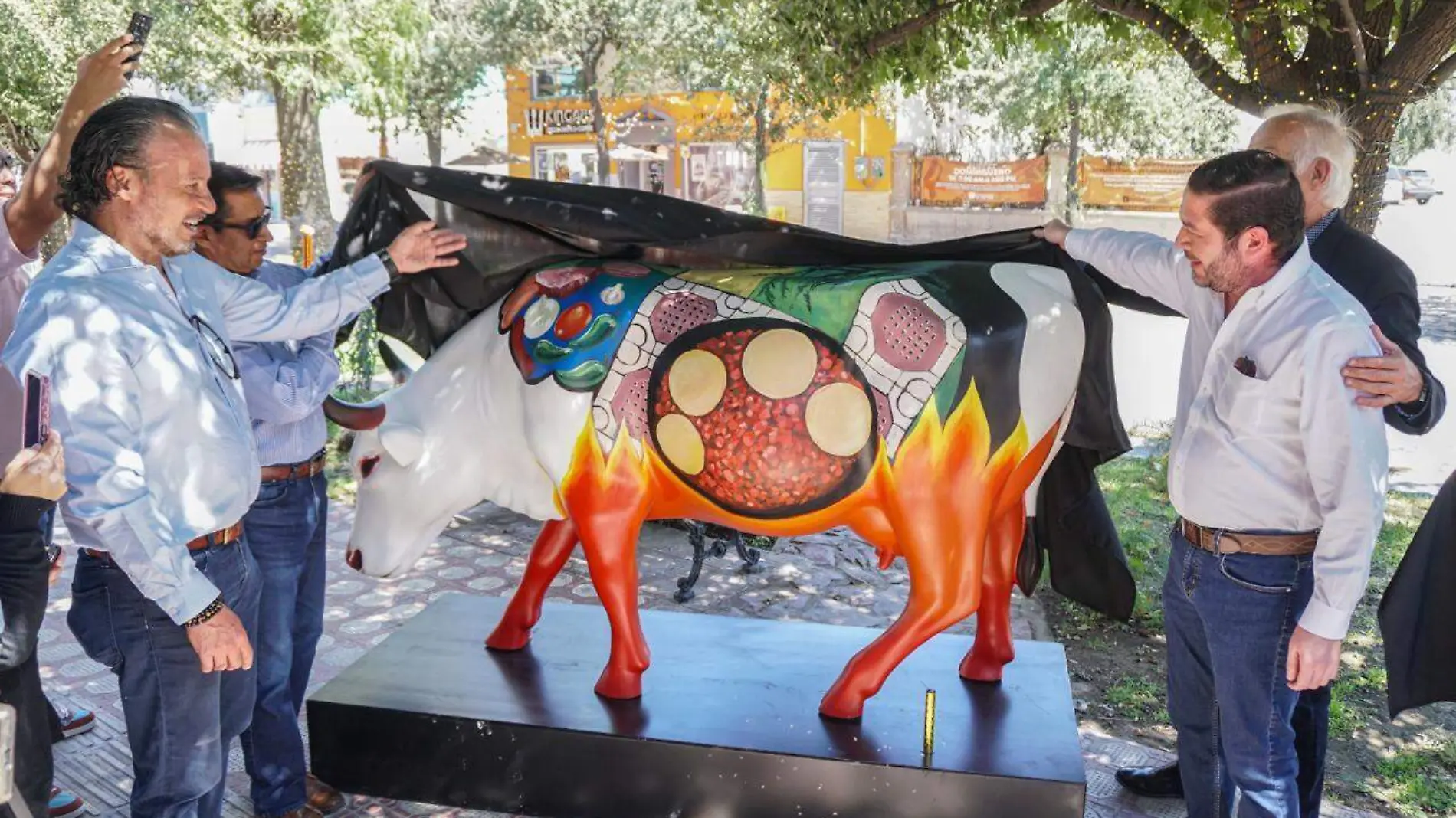 Las vacas “Sotol de Jimulco” y “Después de la labor” complementan ya el Cow Parade 2024, en la calzada Colón